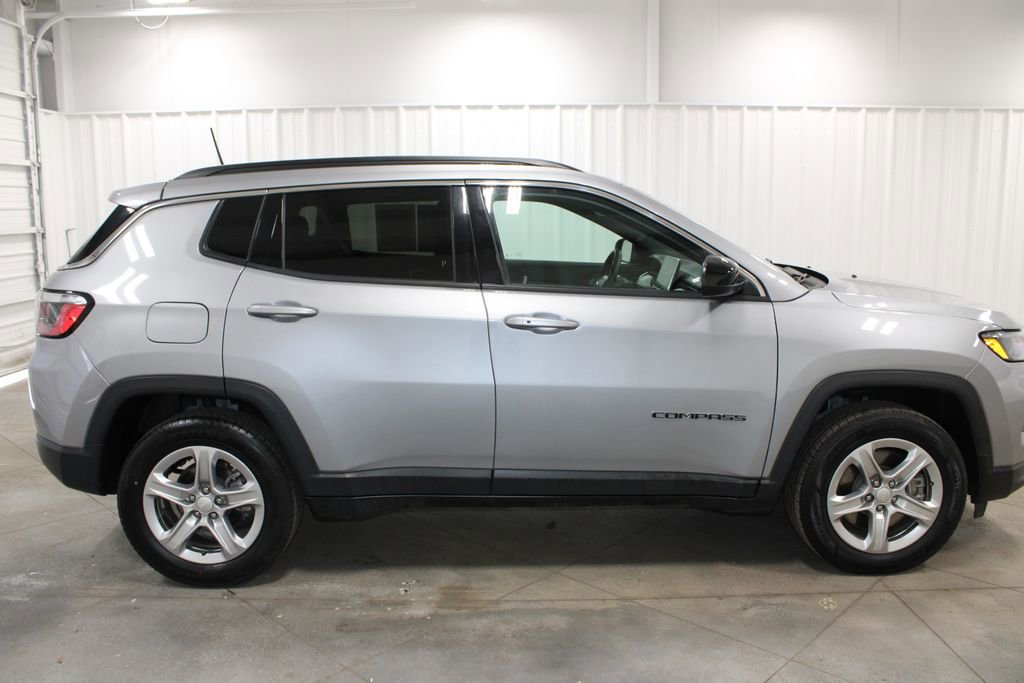 Used 2024 Jeep Compass Latitude image 11