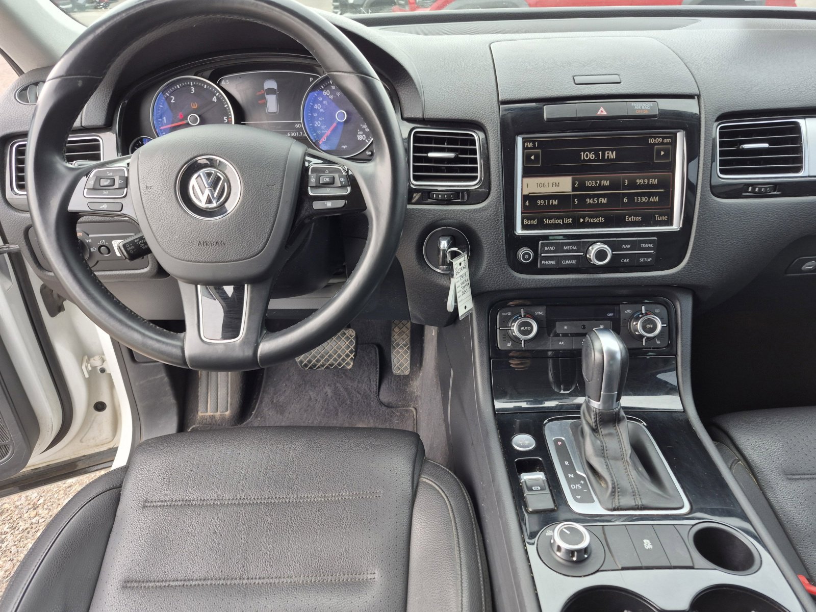Used 2014 Volkswagen Touareg Sport image 18