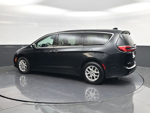 Used 2023 Chrysler Pacifica Touring-L image 5