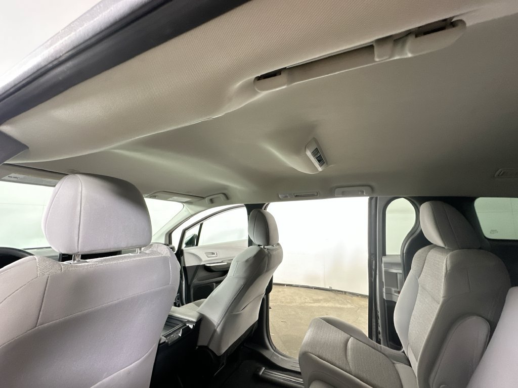 Used 2025 Toyota Sienna LE FWD image 15