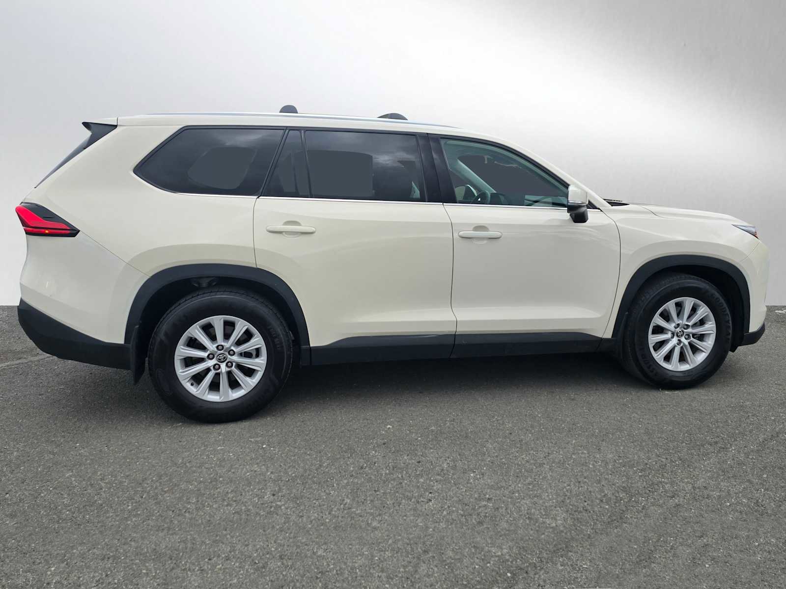 Used 2024 Toyota Grand Highlander XLE image 2