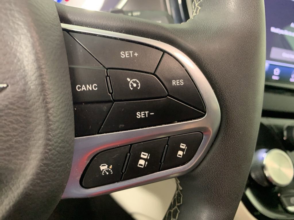 Used 2023 Chrysler Pacifica Touring-L FWD image 22