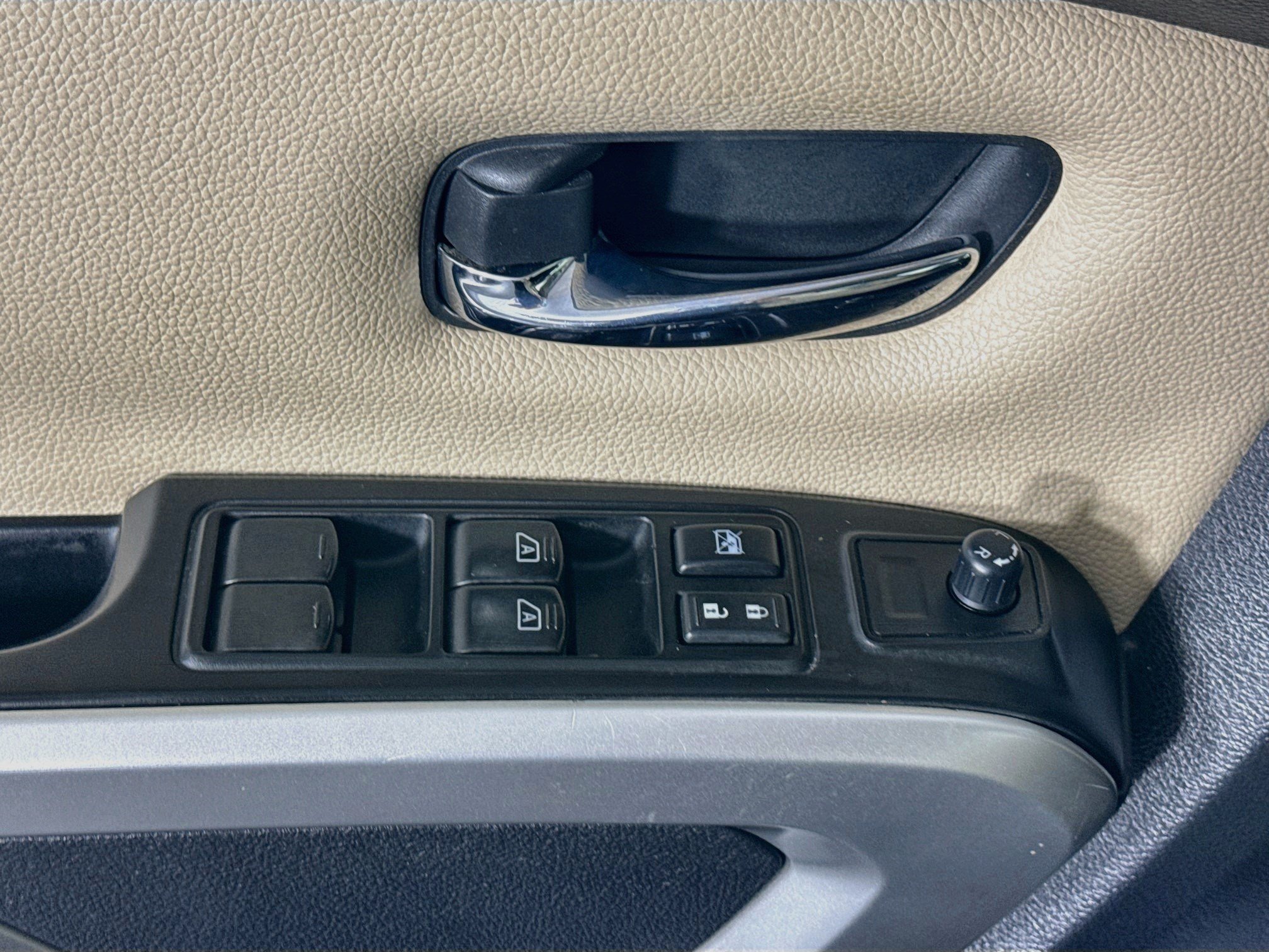 Used 2017 Nissan Titan SV RWD image 22