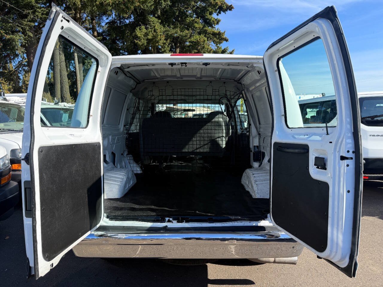Used 2006 Ford E-350 and Econoline 350 Super Duty RWD image 9