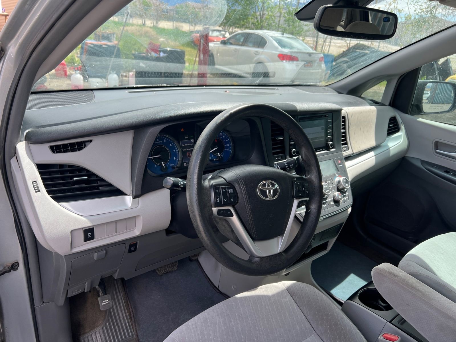 Used 2019 Toyota Sienna LE w/ LE Preferred Package FWD image 18