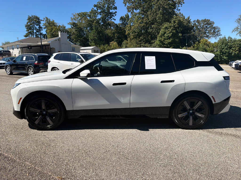 Used 2023 BMW iX xDrive50 w/ Sport Package AWD/4WD image 4