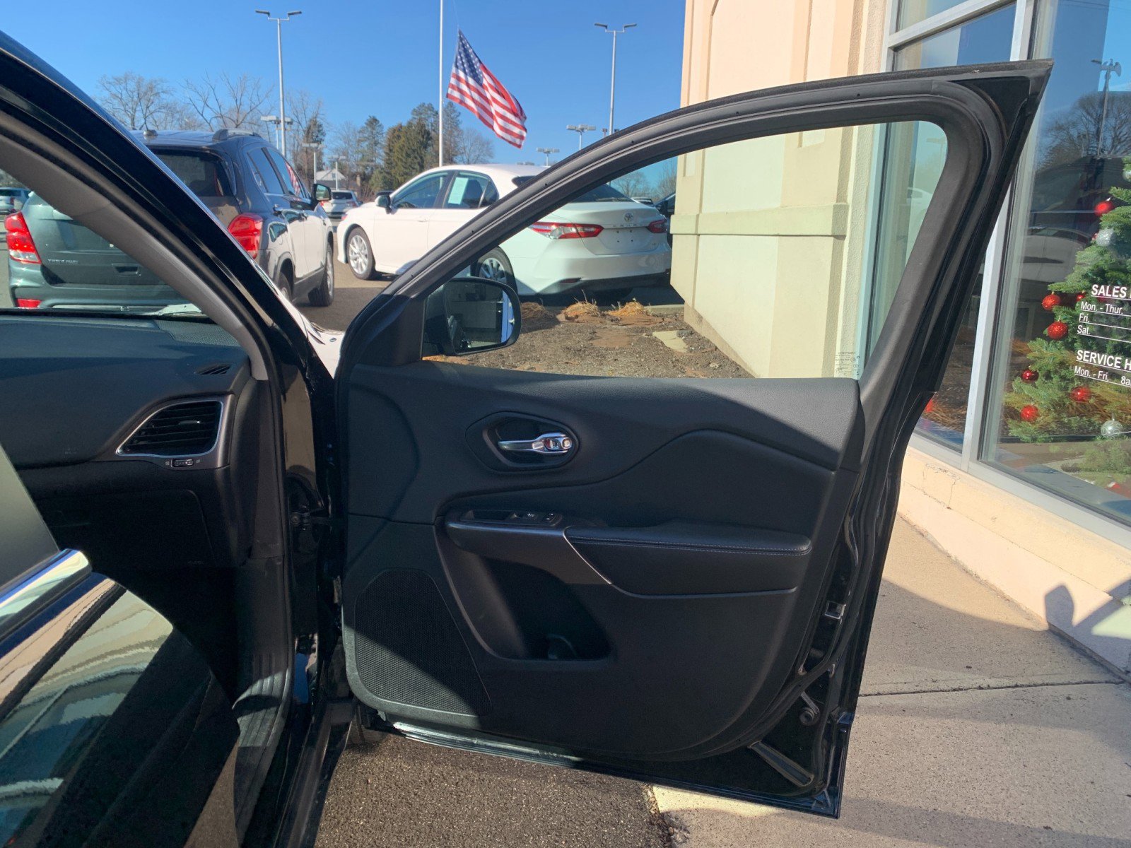 Used 2019 Jeep Cherokee Latitude Plus w/ Cold Weather Group image 37