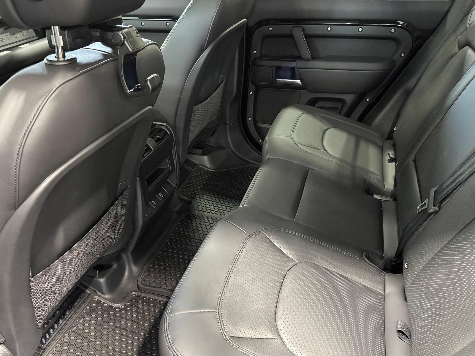 New 2026 Land Rover Defender 110 X-Dynamic SE AWD/4WD image 35