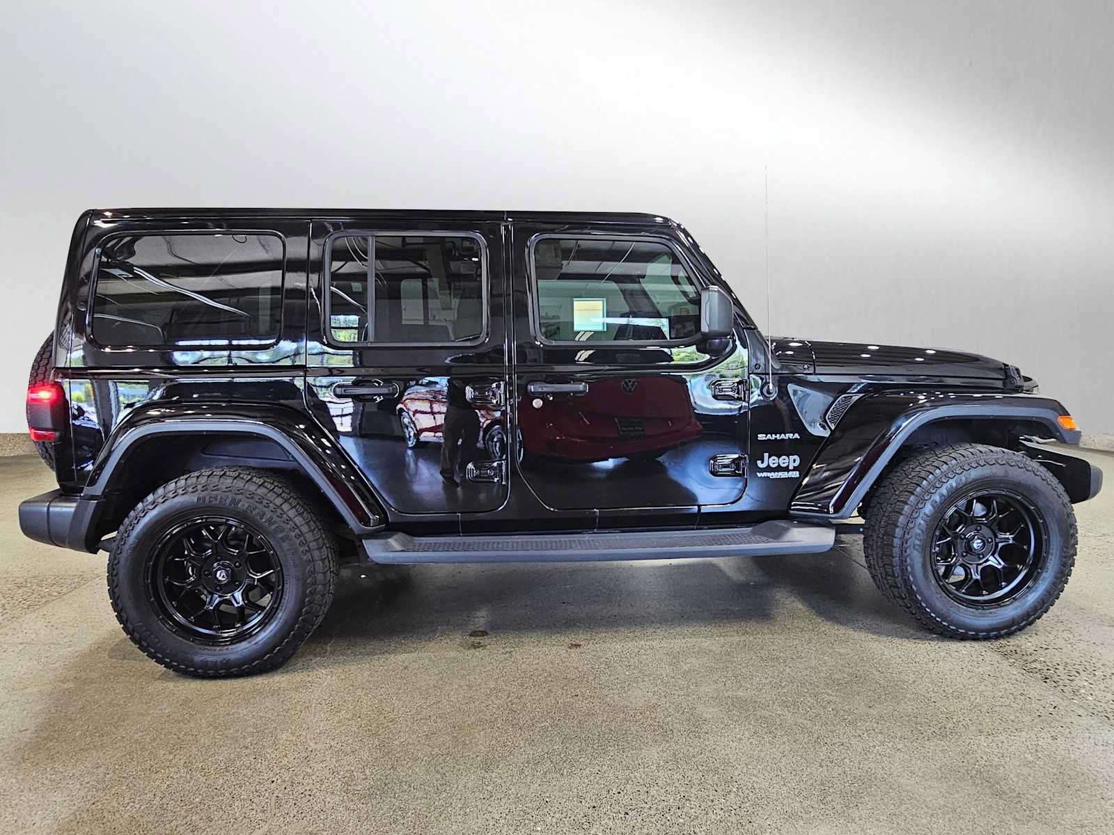 Used 2018 Jeep Wrangler Unlimited Sahara AWD/4WD image 2
