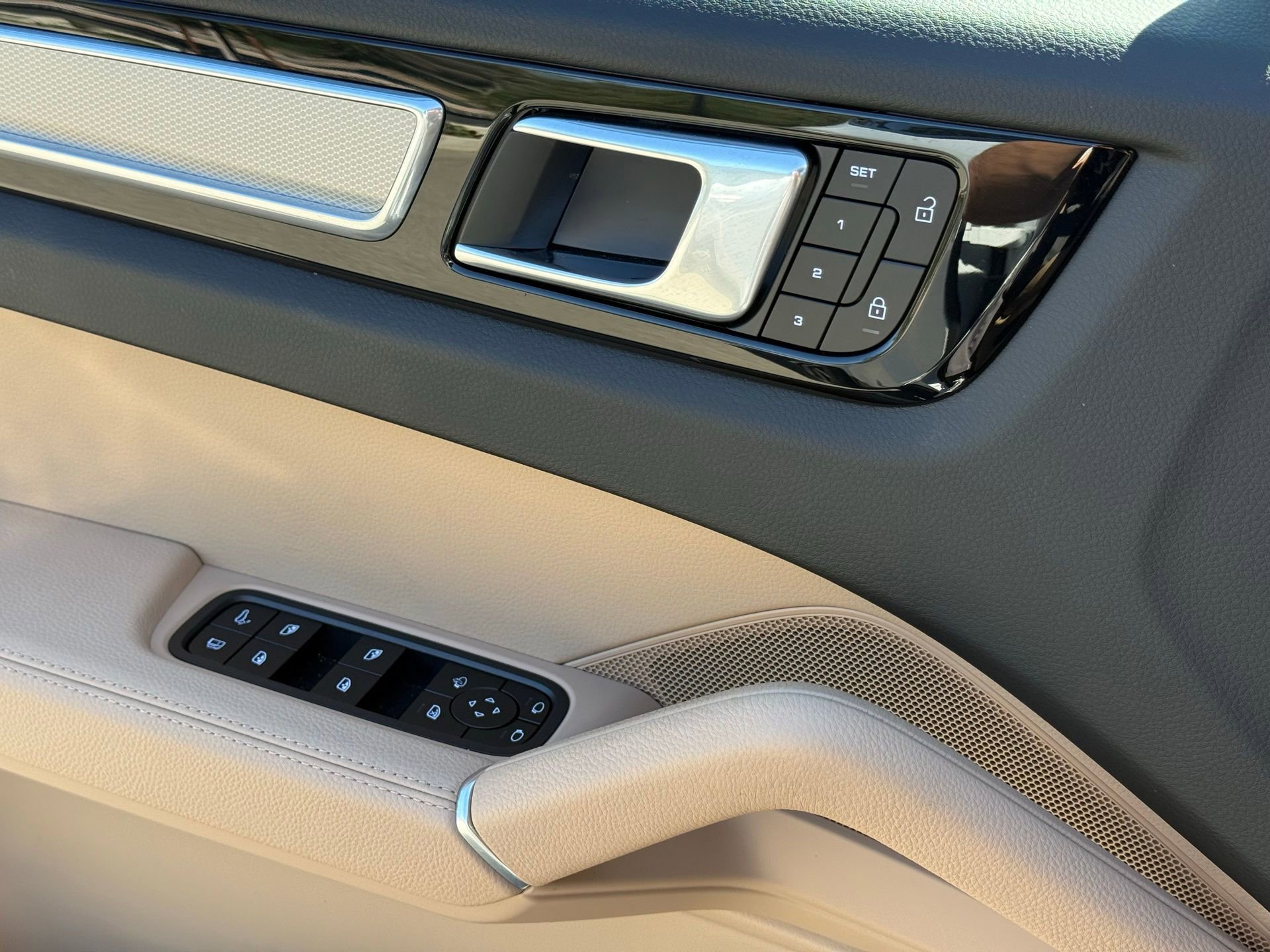 Used 2022 Porsche Cayenne Platinum Edition image 27