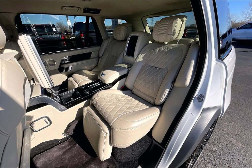 Used 2021 Land Rover Range Rover SV Autobiography Dynamic image 24