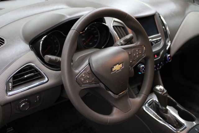 Used 2018 Chevrolet Cruze LT w/ Convenience Package FWD image 10