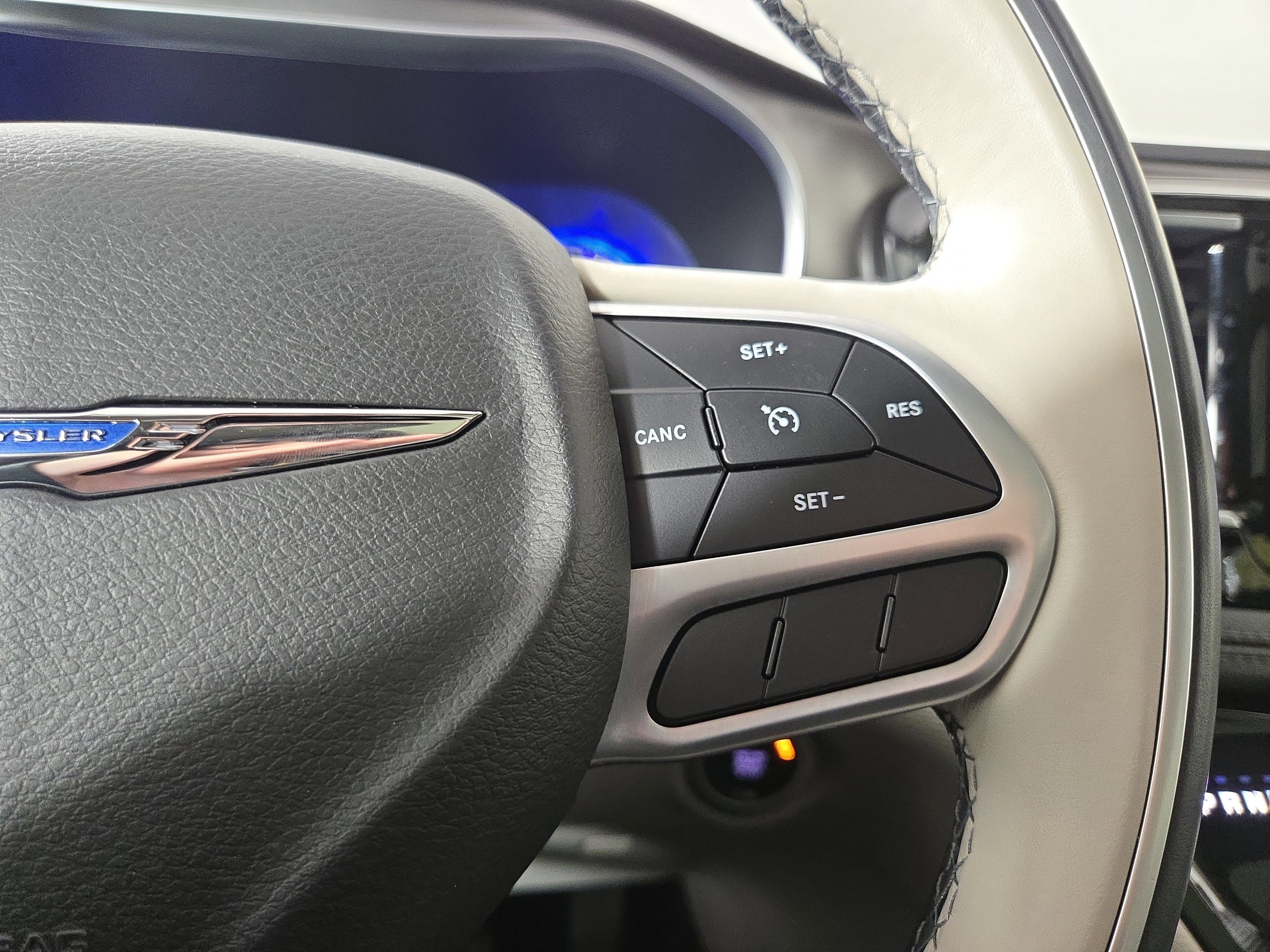 Used 2018 Chrysler Pacifica Limited image 17