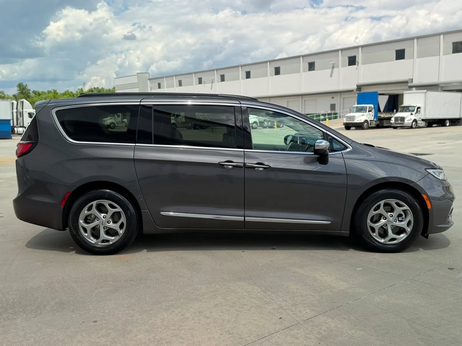 Used 2023 Chrysler Pacifica Limited FWD image 6