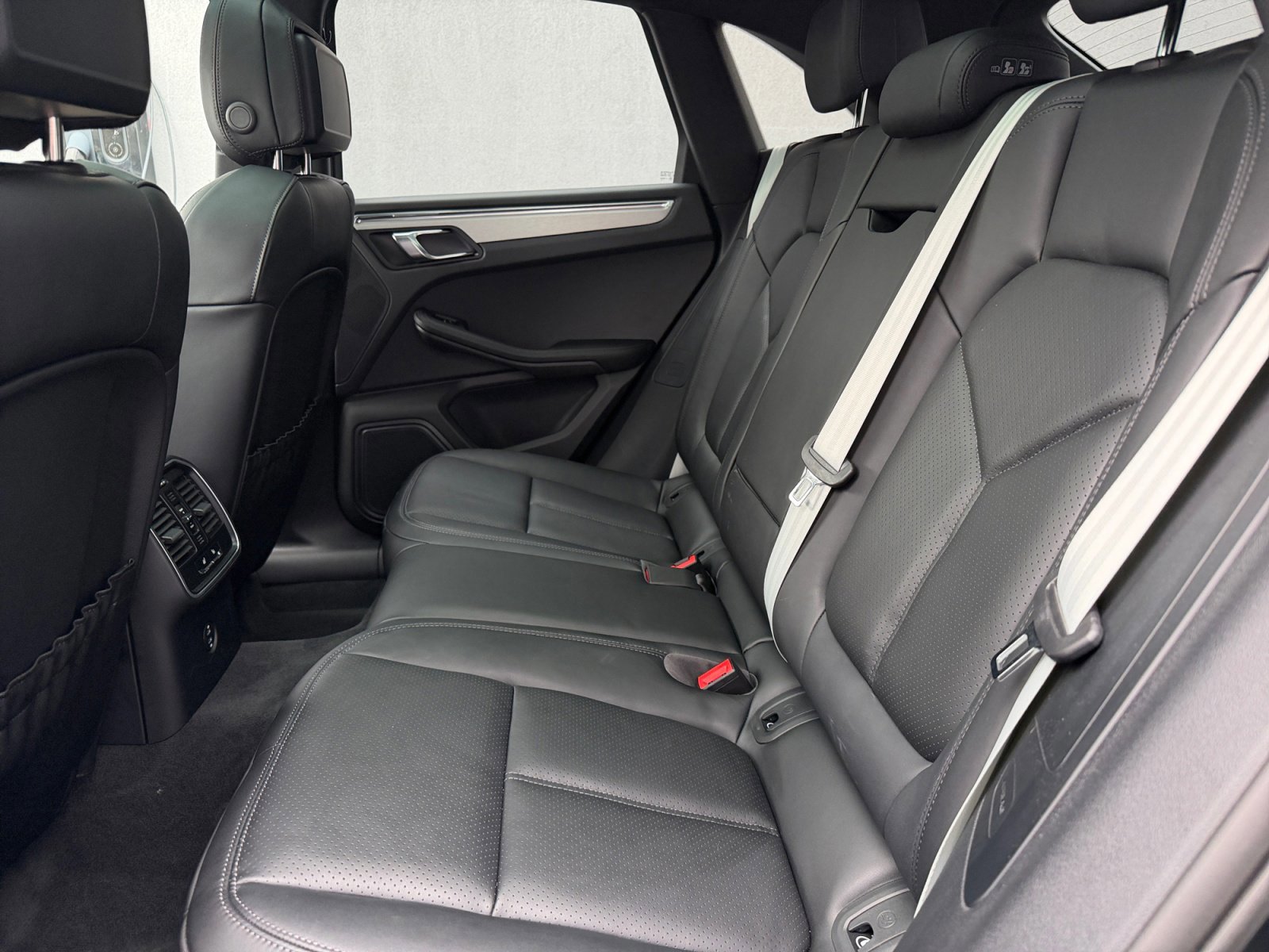 Certified 2025 Porsche Macan AWD/4WD image 21
