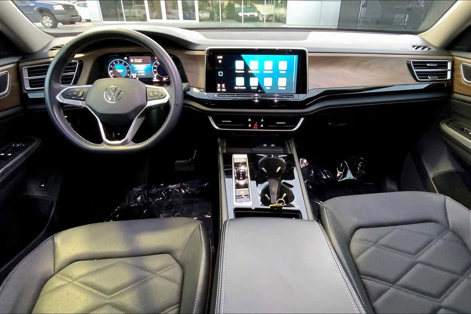 Used 2024 Volkswagen Atlas SE image 14