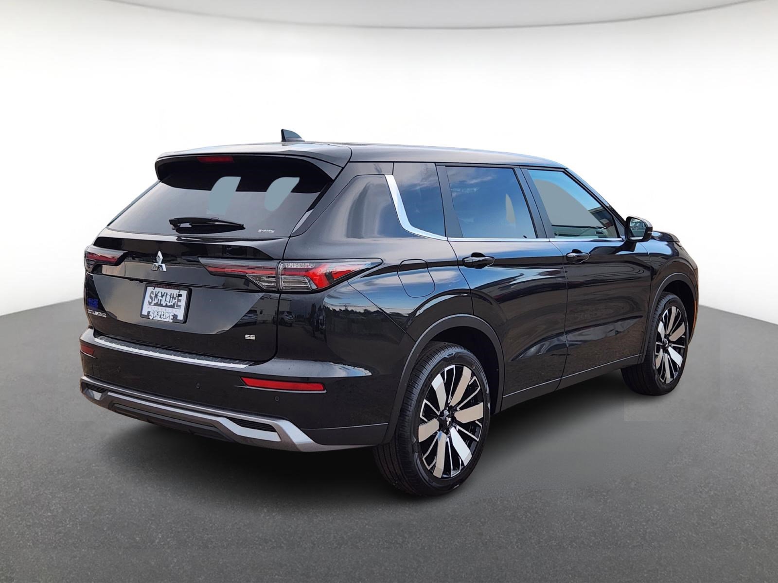 New 2025 Mitsubishi Outlander SE image 3