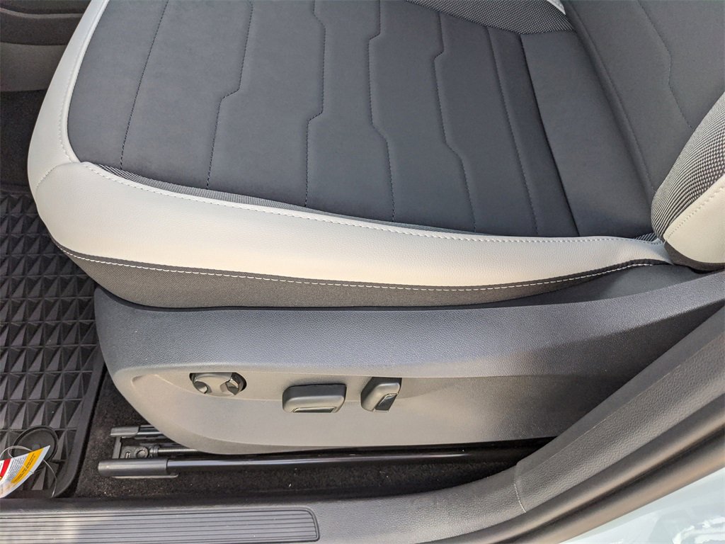 Used 2025 Volkswagen Taos SE image 27