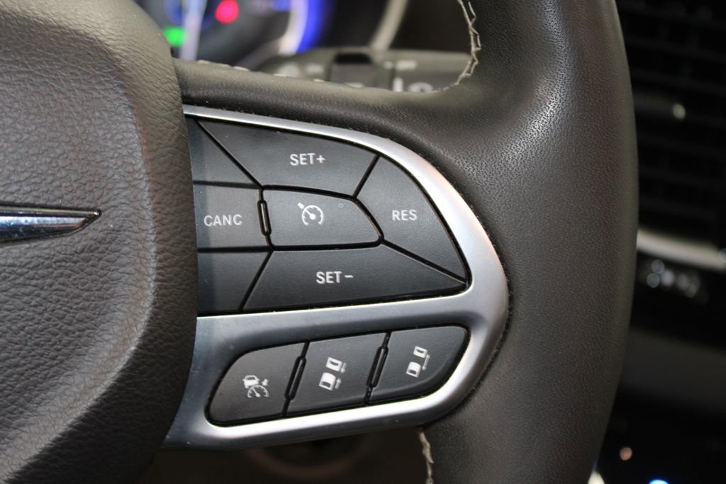 Used 2024 Chrysler Pacifica Touring-L image 38