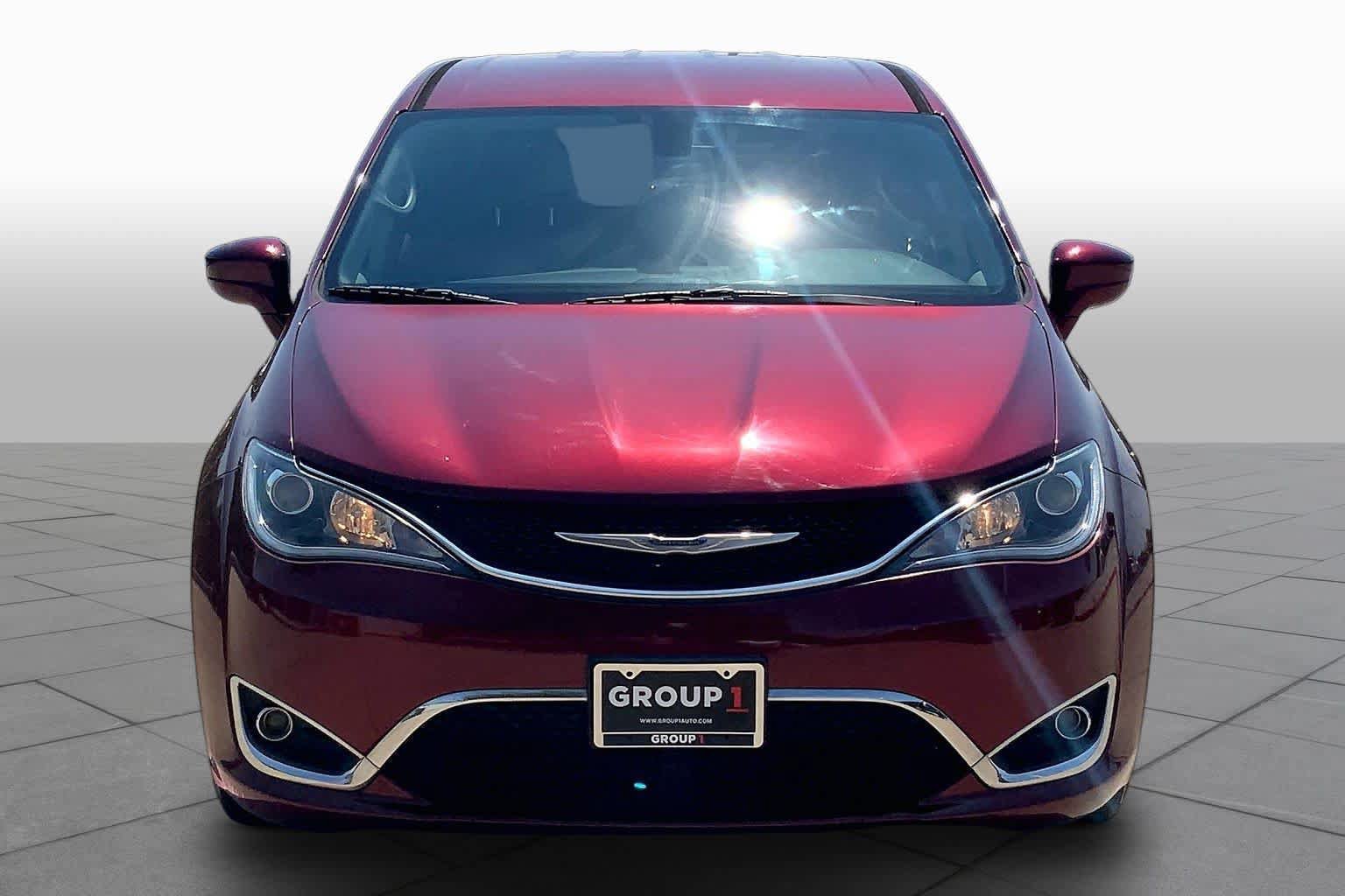 Used 2018 Chrysler Pacifica Touring Plus w/ Tire & Wheel Group FWD image 4