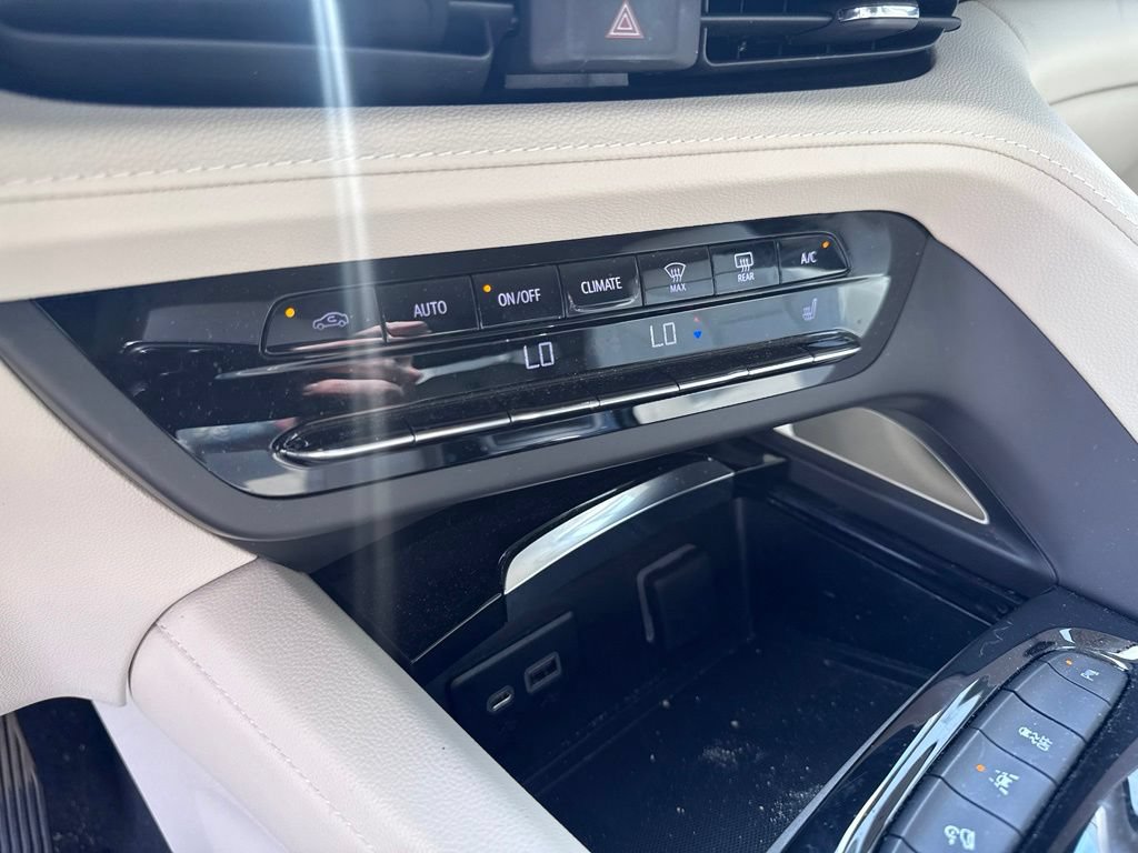 Used 2023 Buick Envision Essence AWD/4WD image 20