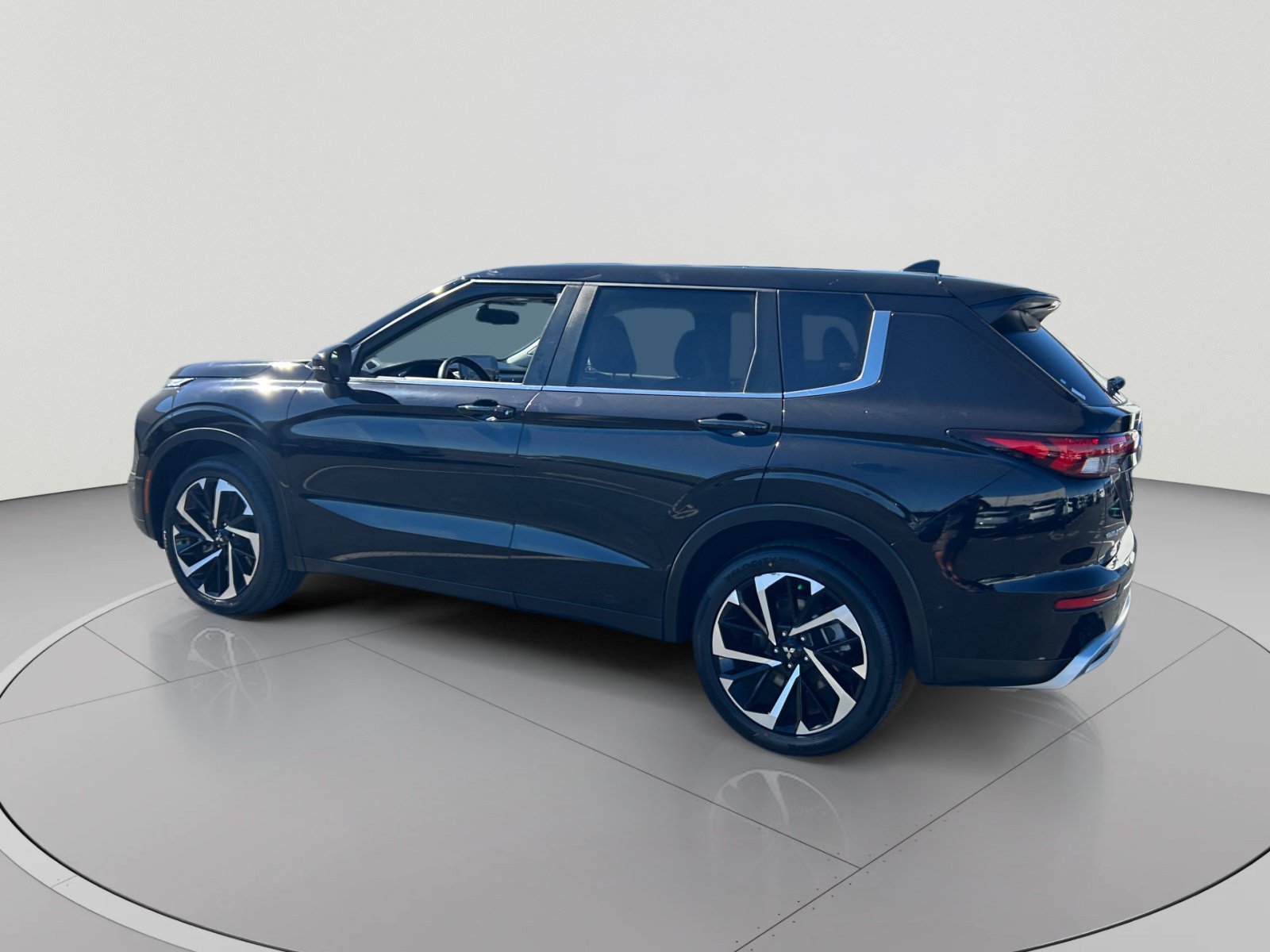 Used 2024 Mitsubishi Outlander SE FWD image 3