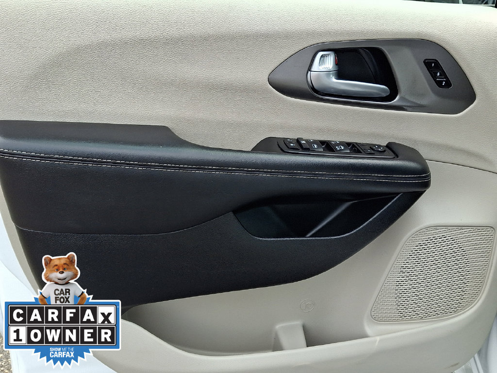 Used 2024 Chrysler Pacifica Touring-L FWD image 13