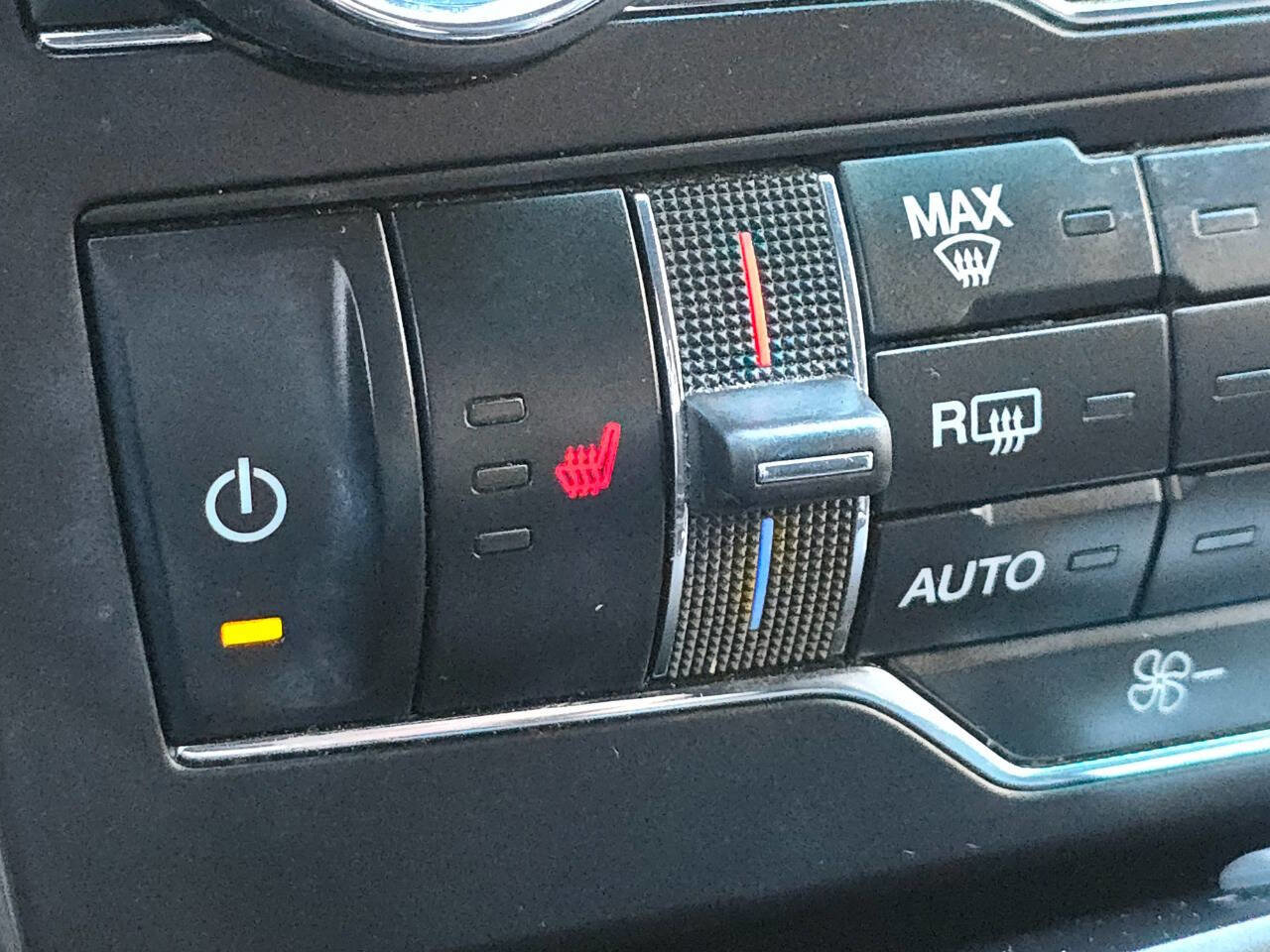 Used 2016 Ford Explorer XLT w/ Equipment Group 202A image 4