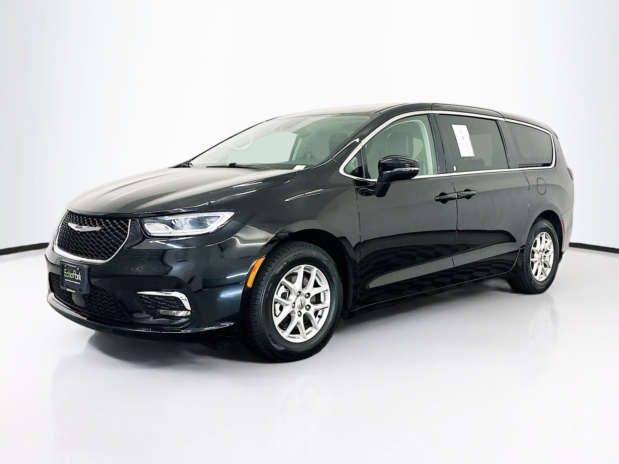 Used 2024 Chrysler Pacifica Touring-L FWD image 3