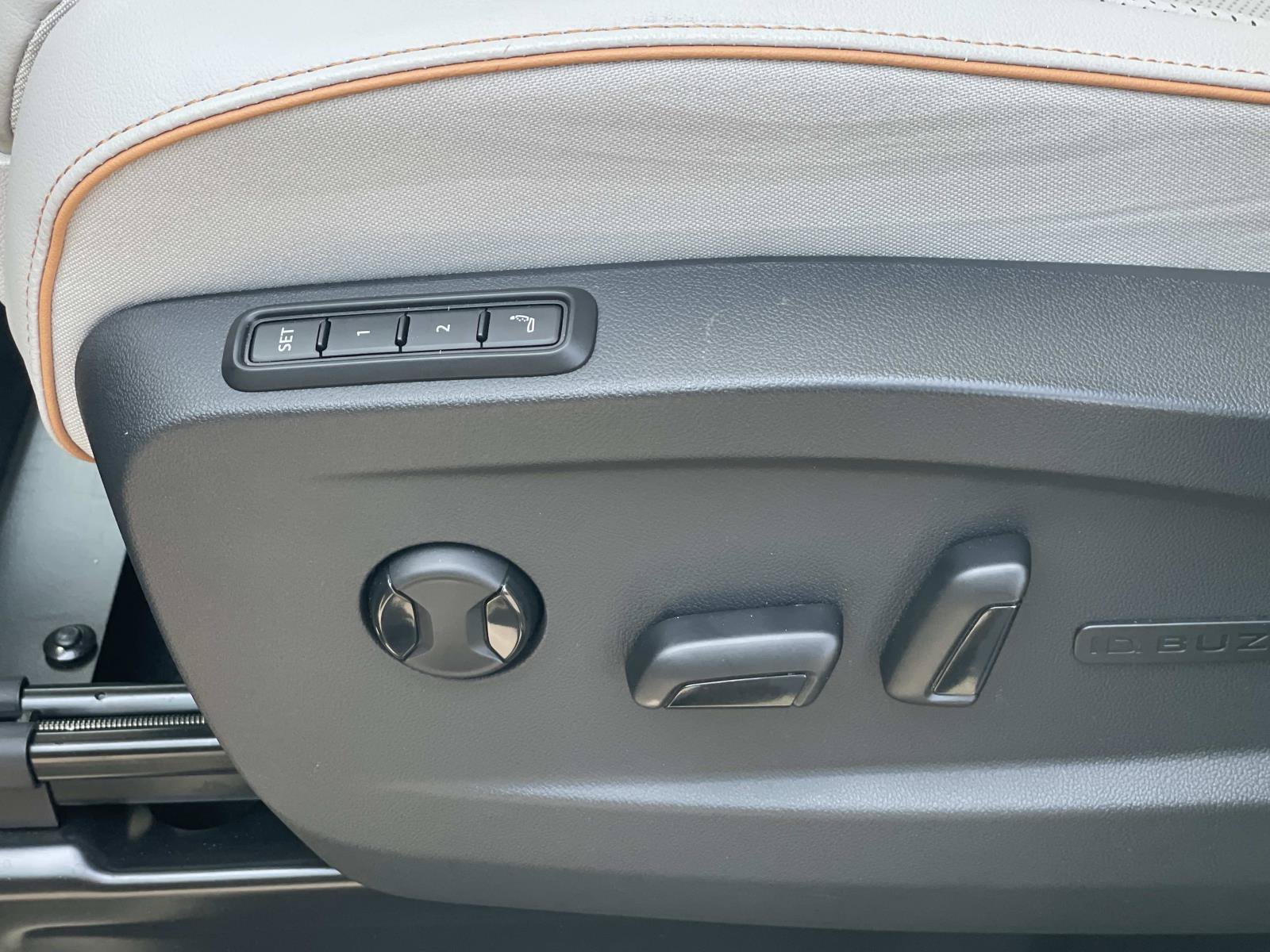 Certified 2025 Volkswagen ID. Buzz 1st Edition RWD image 23