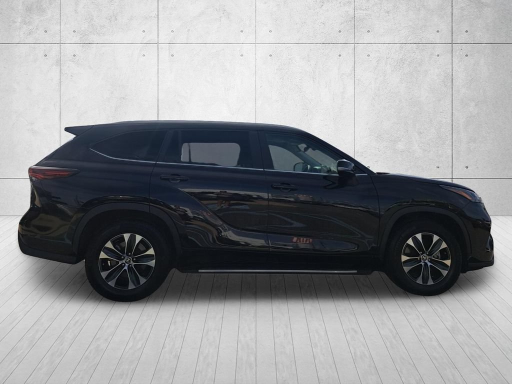 Used 2024 Toyota Highlander XLE FWD image 4