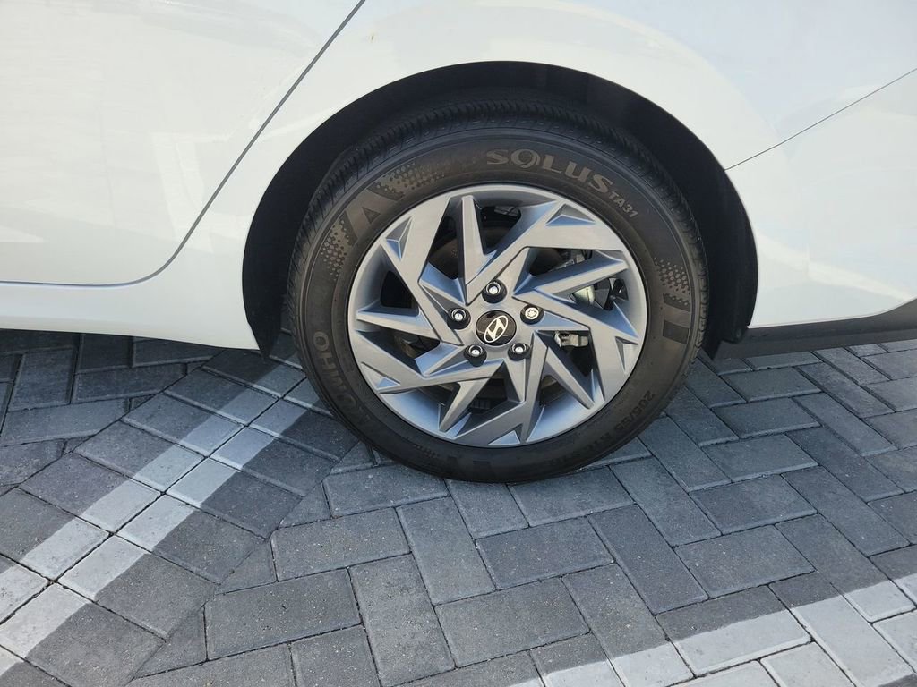 Used 2025 Hyundai Elantra Blue image 13