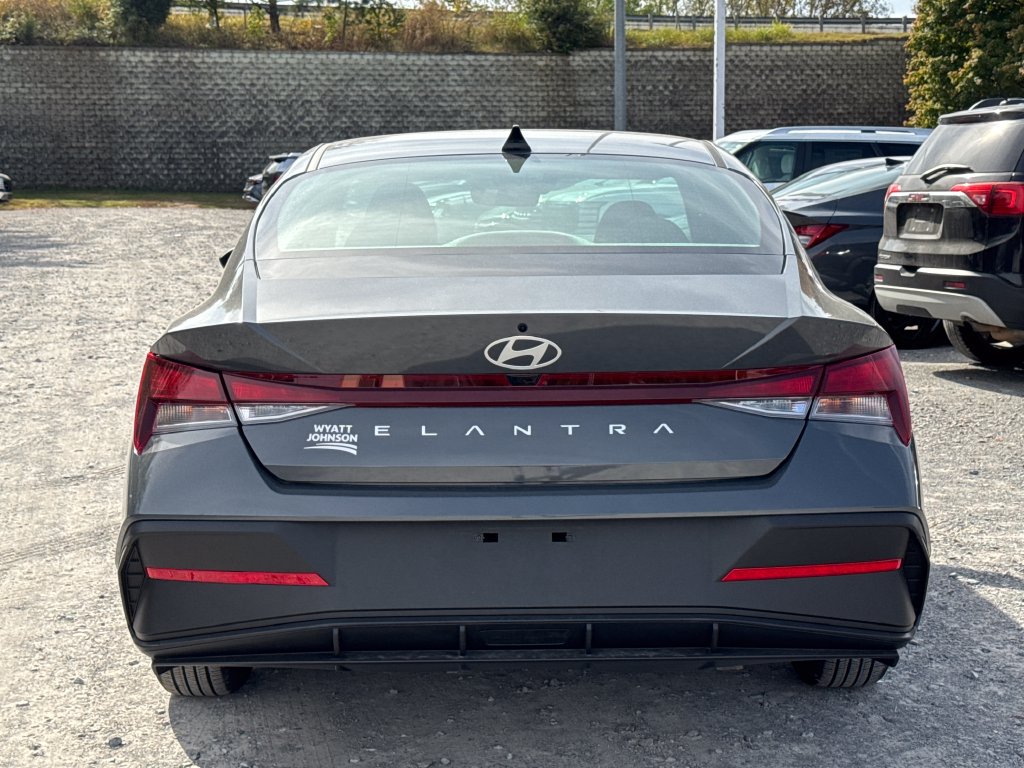 Used 2026 Hyundai Elantra SE FWD image 4