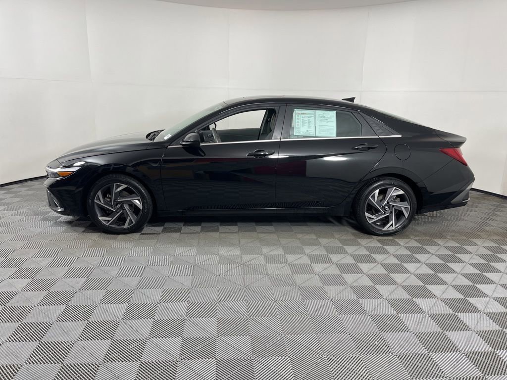 Used 2025 Hyundai Elantra SEL image 2