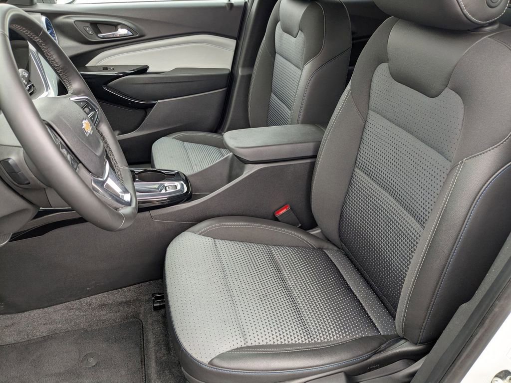 Used 2025 Chevrolet Trax LT w/ LT Convenience Package image 15
