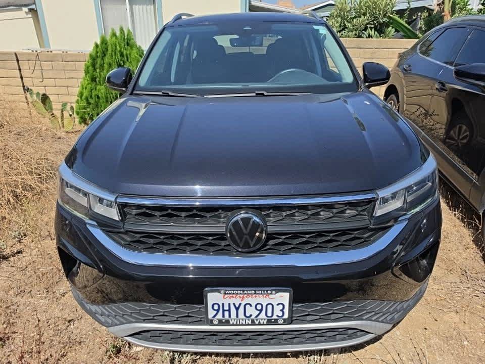 Used 2023 Volkswagen Taos SE FWD image 2