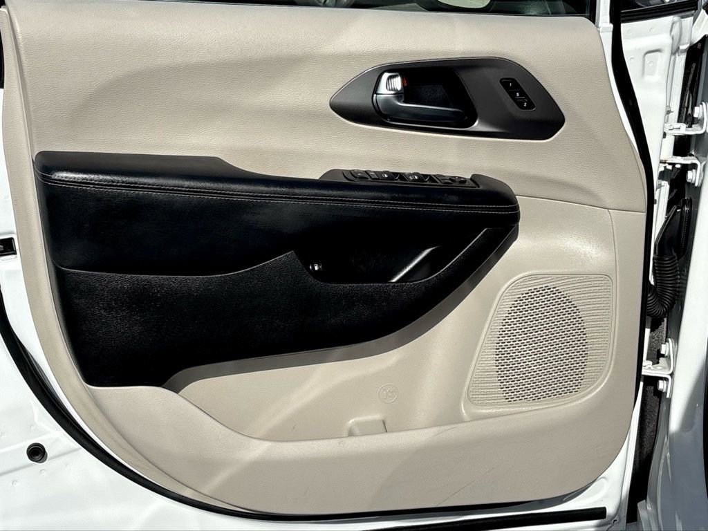 Used 2023 Chrysler Pacifica Touring-L FWD image 12