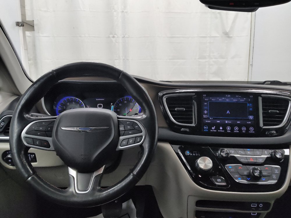Used 2018 Chrysler Pacifica Touring-L Plus w/ Advanced Safetytec Group FWD image 22