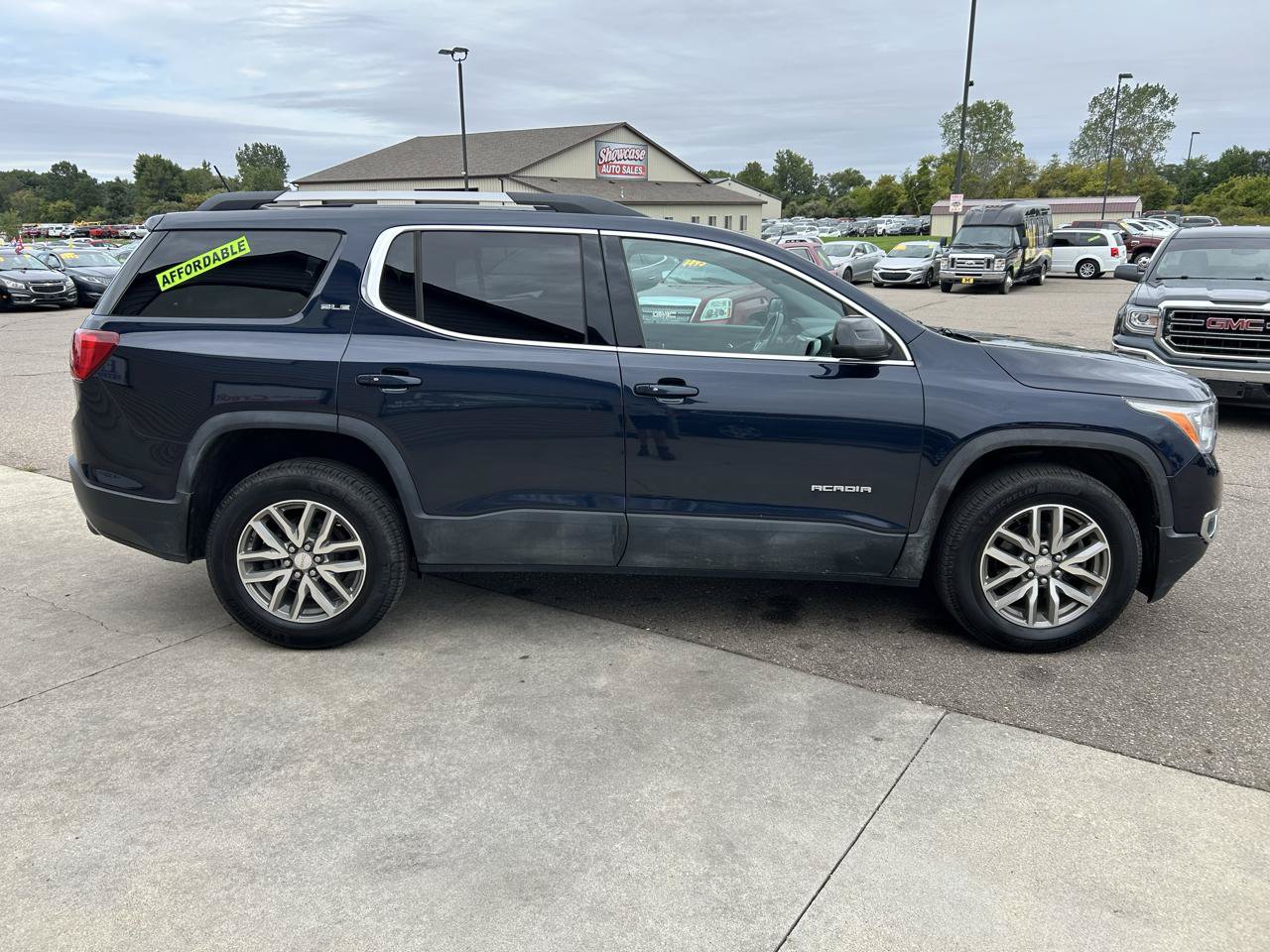 Used 2017 GMC Acadia SLE FWD image 4