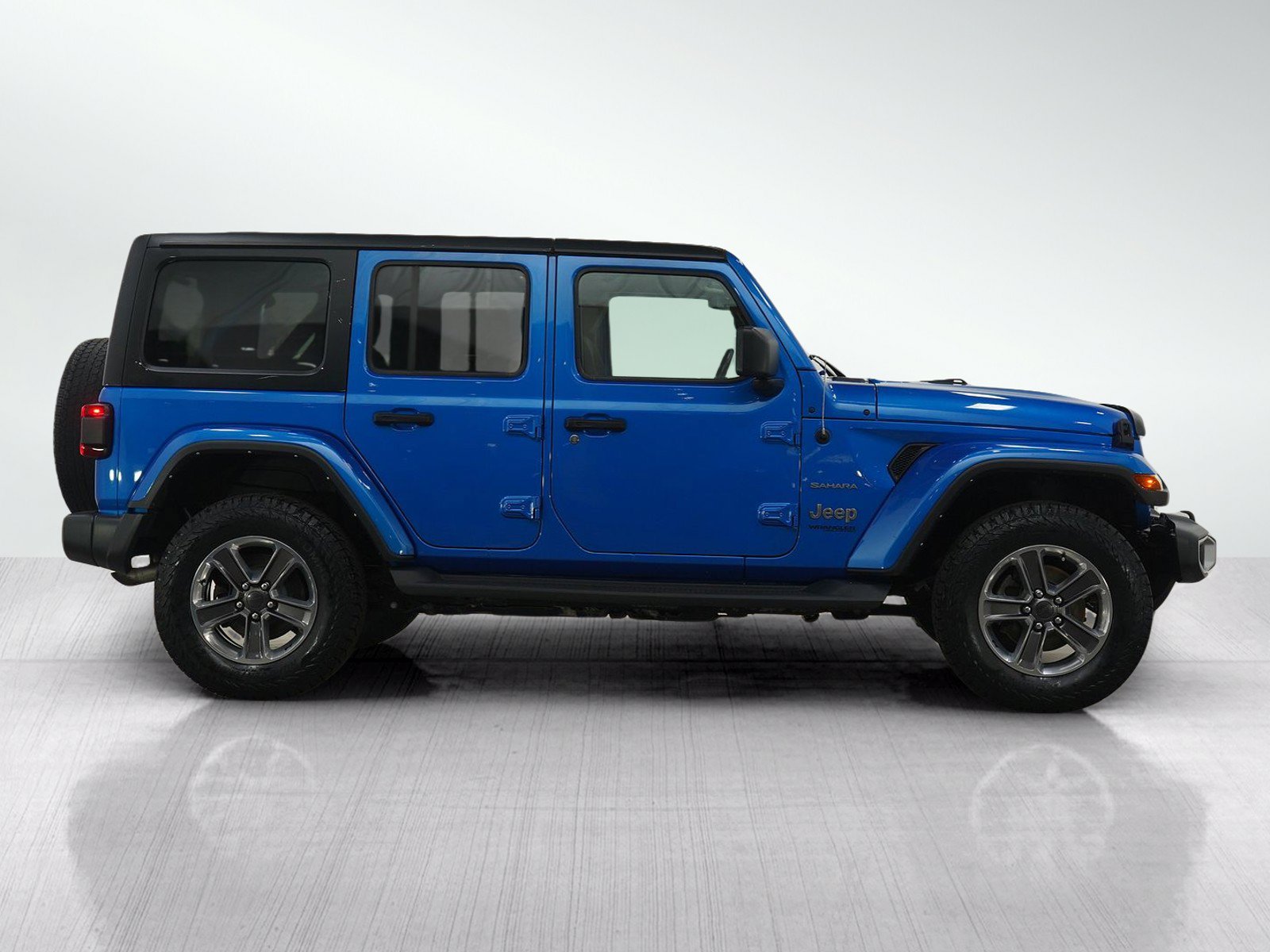 Used 2022 Jeep Wrangler Unlimited Sahara w/ Dual Top Group AWD/4WD image 7