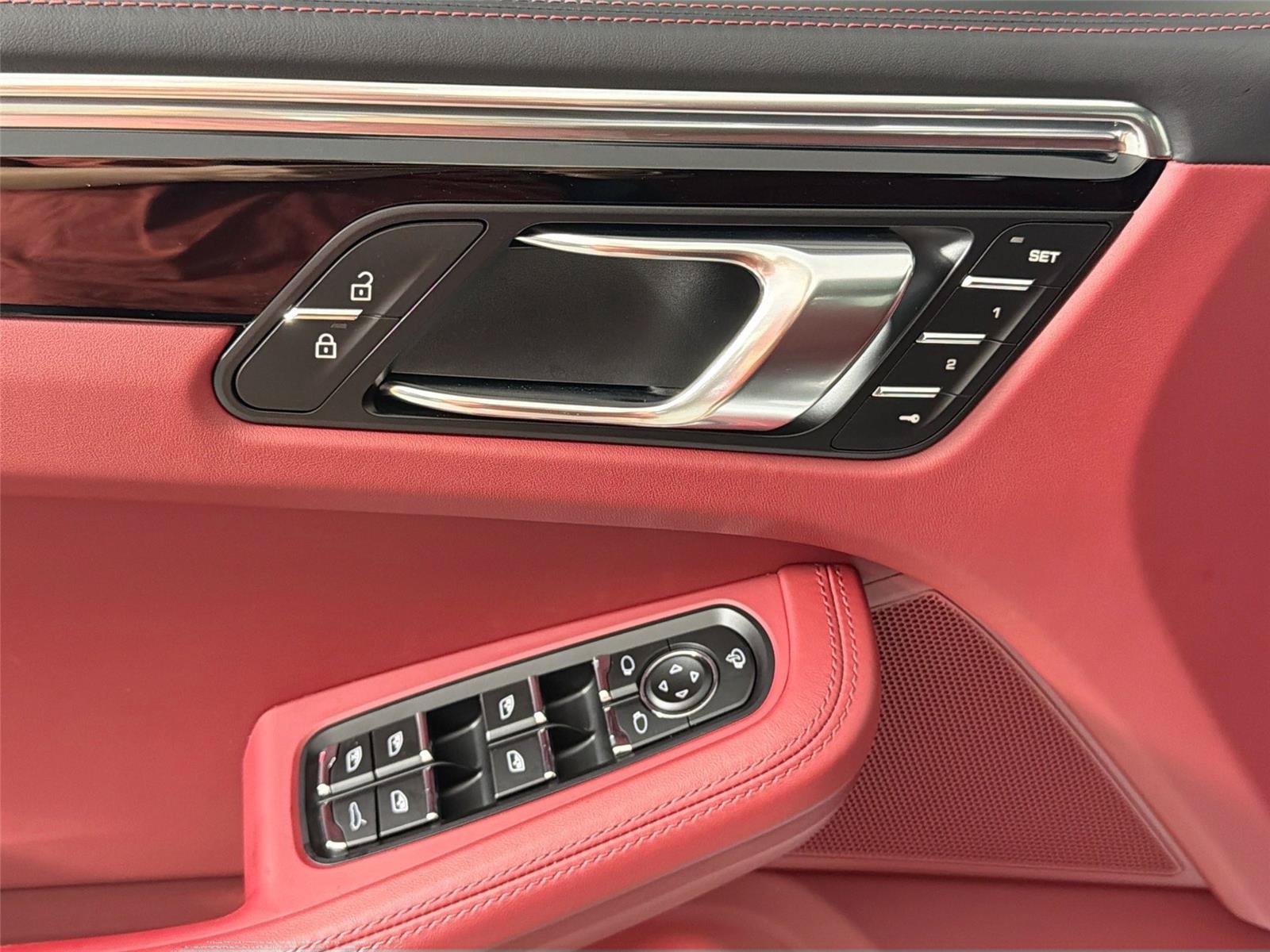 Certified 2025 Porsche Macan S AWD/4WD image 31