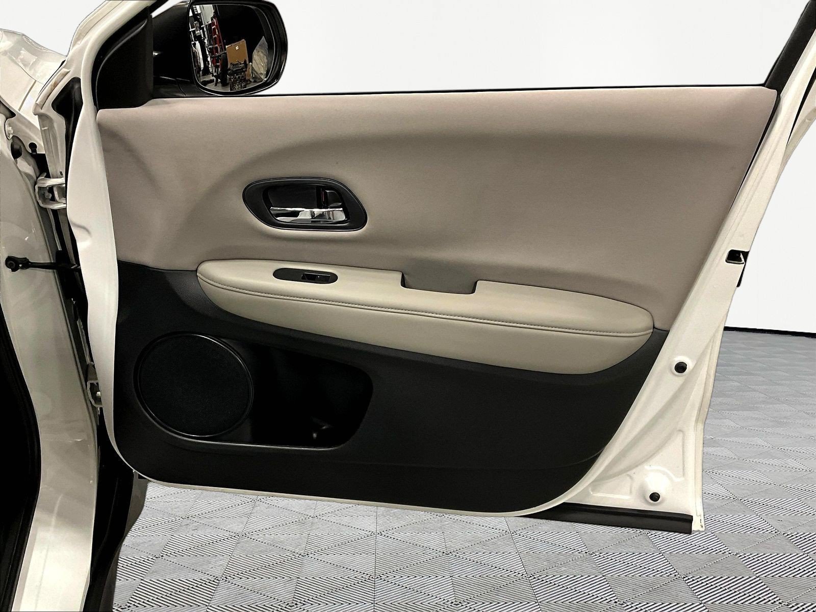 Used 2017 Honda HR-V LX image 28