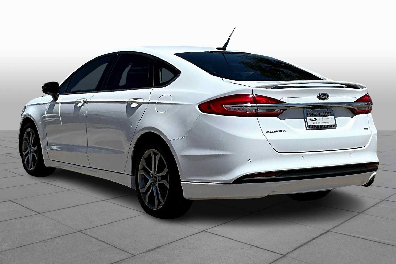 Used 2017 Ford Fusion SE w/ Equipment Group 201A FWD image 12