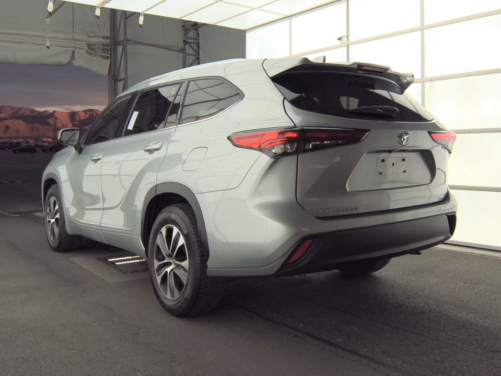 Used 2020 Toyota Highlander XLE image 8