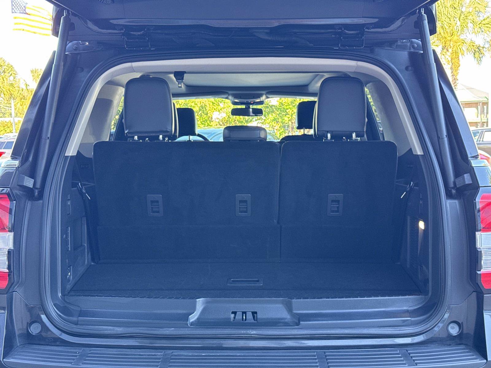 Used 2024 Ford Expedition XLT RWD image 5