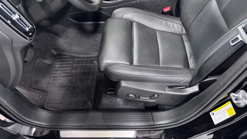 Certified 2026 Volvo XC40 B5 Plus AWD/4WD image 11