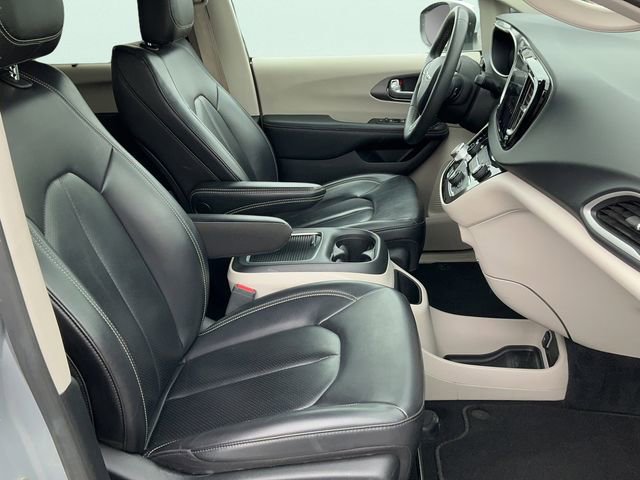 Used 2023 Chrysler Pacifica Touring-L image 18