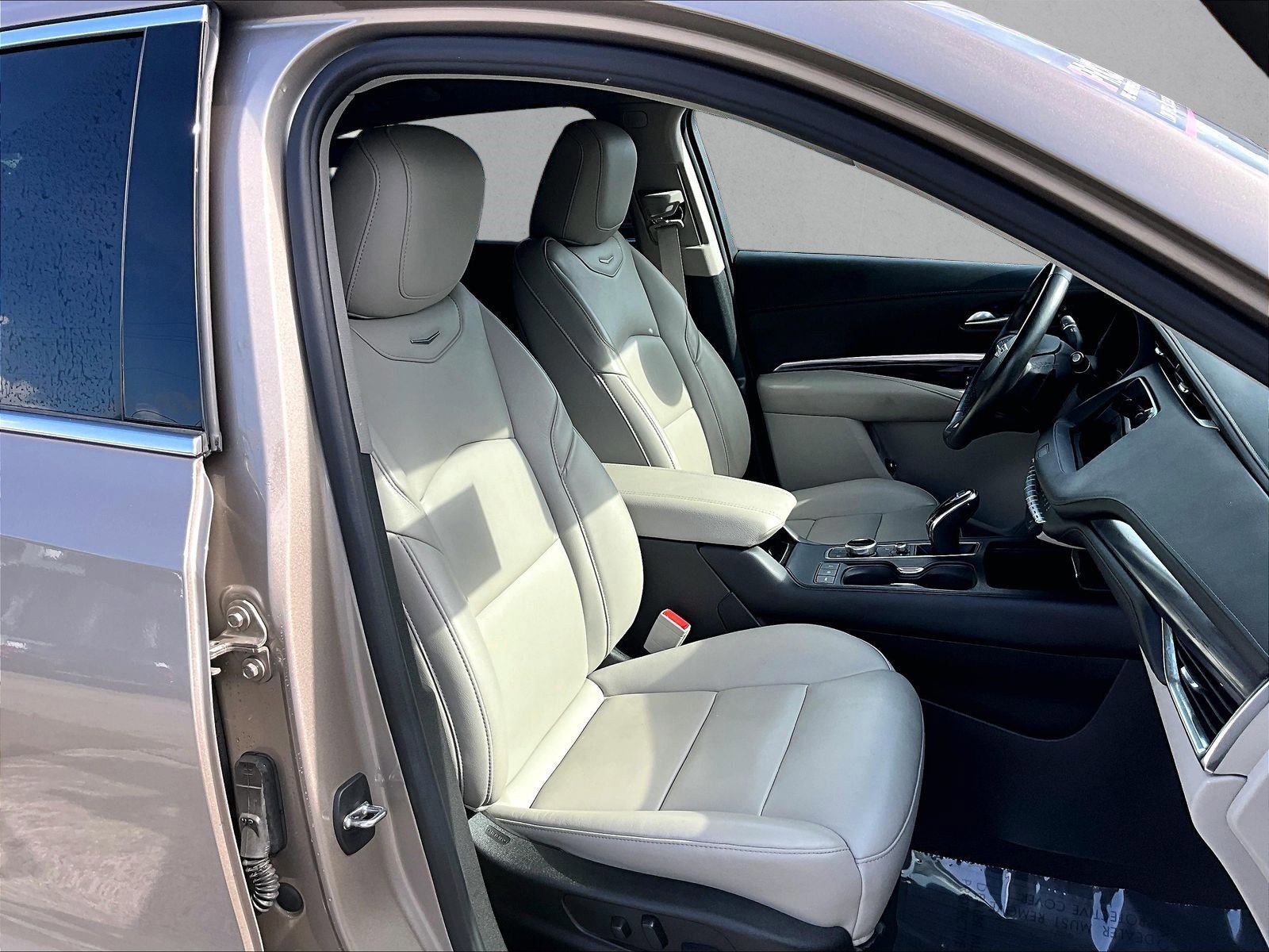 Used 2023 Cadillac XT4 Luxury w/ Cold Weather Package FWD image 9