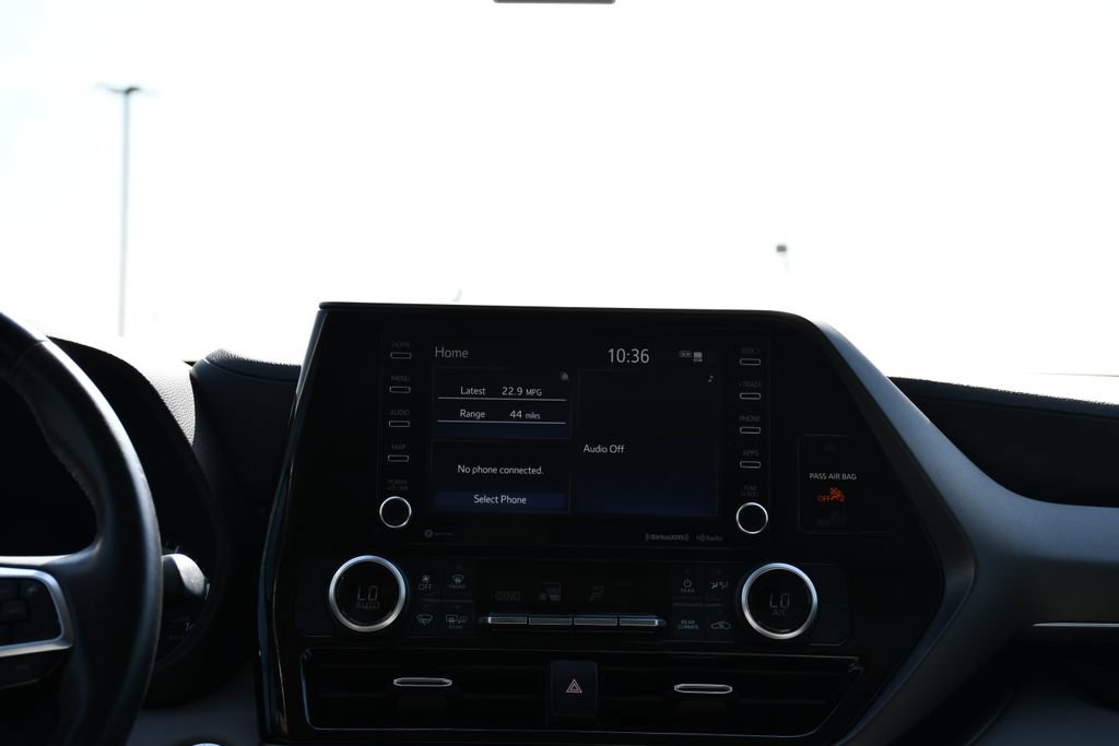Used 2021 Toyota Highlander LE FWD image 29
