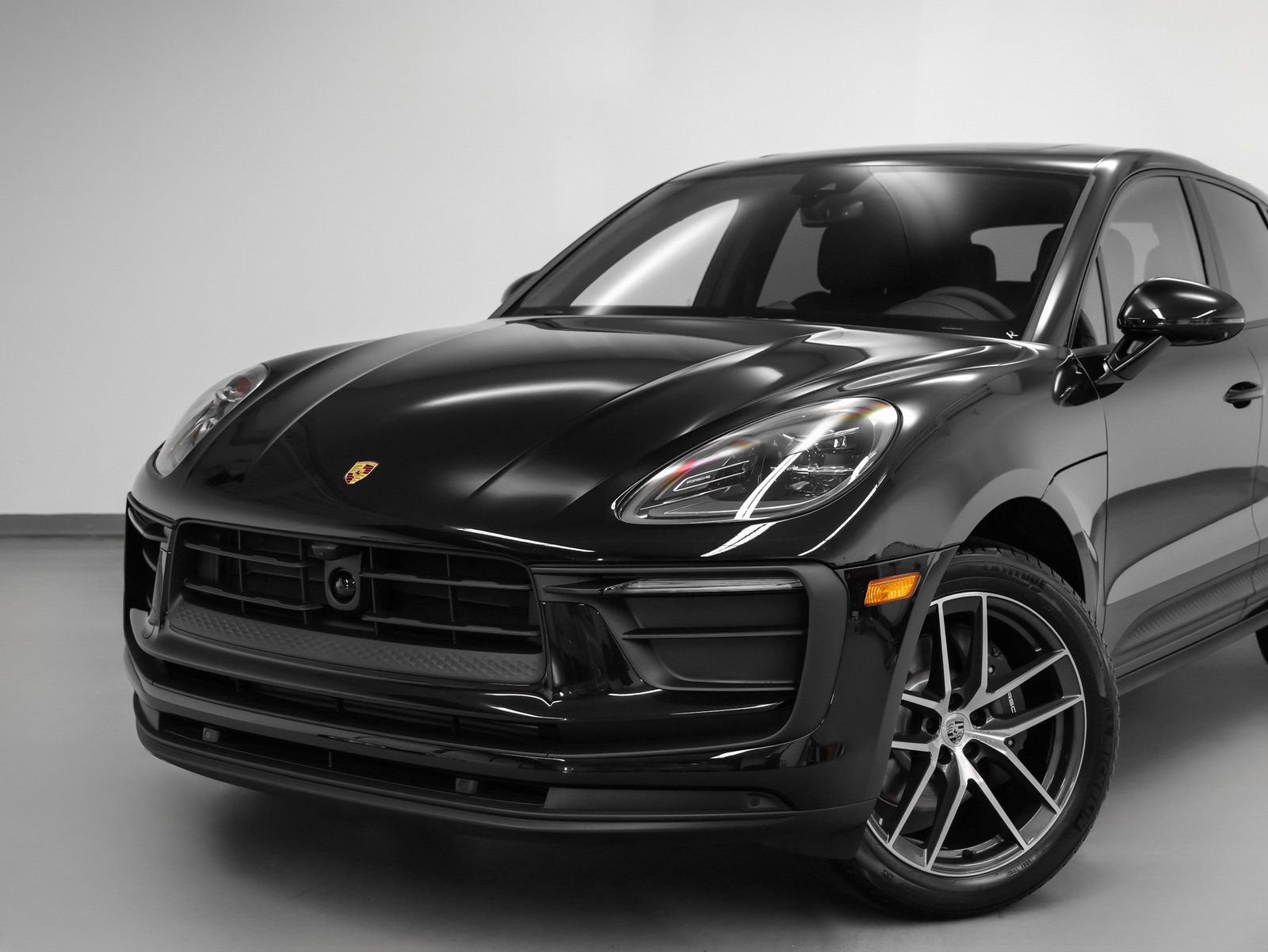 Certified 2025 Porsche Macan AWD/4WD image 7